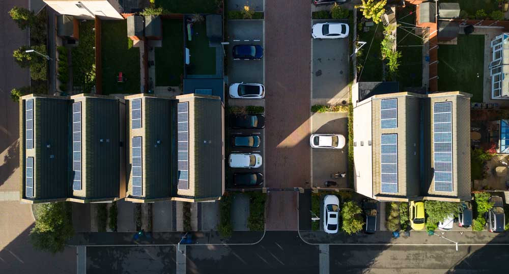 drönarbild över solceller på tak